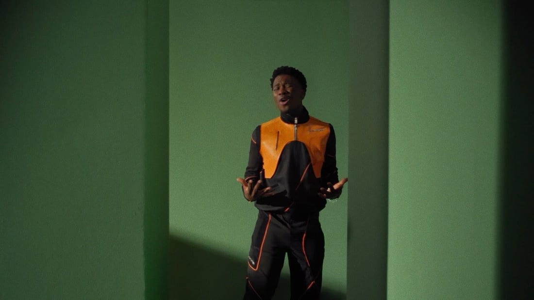 Still from Claude — Écoutez-moi