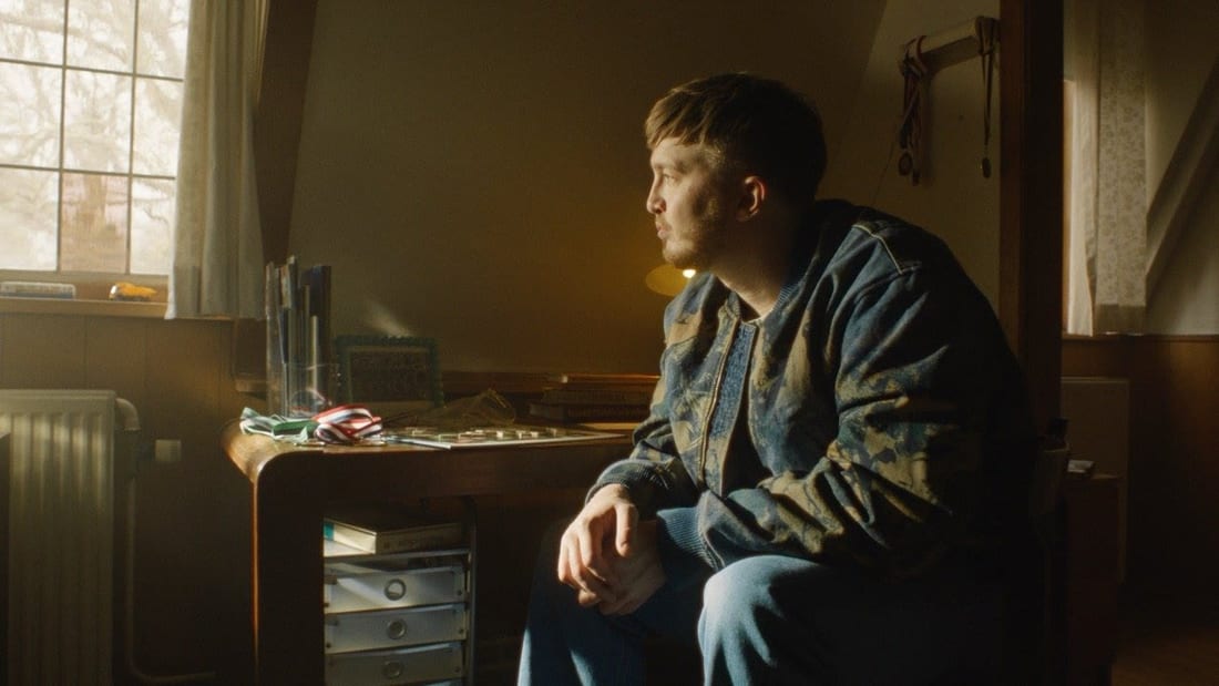 Still from Zoë Livay & Snelle — Ik Zing