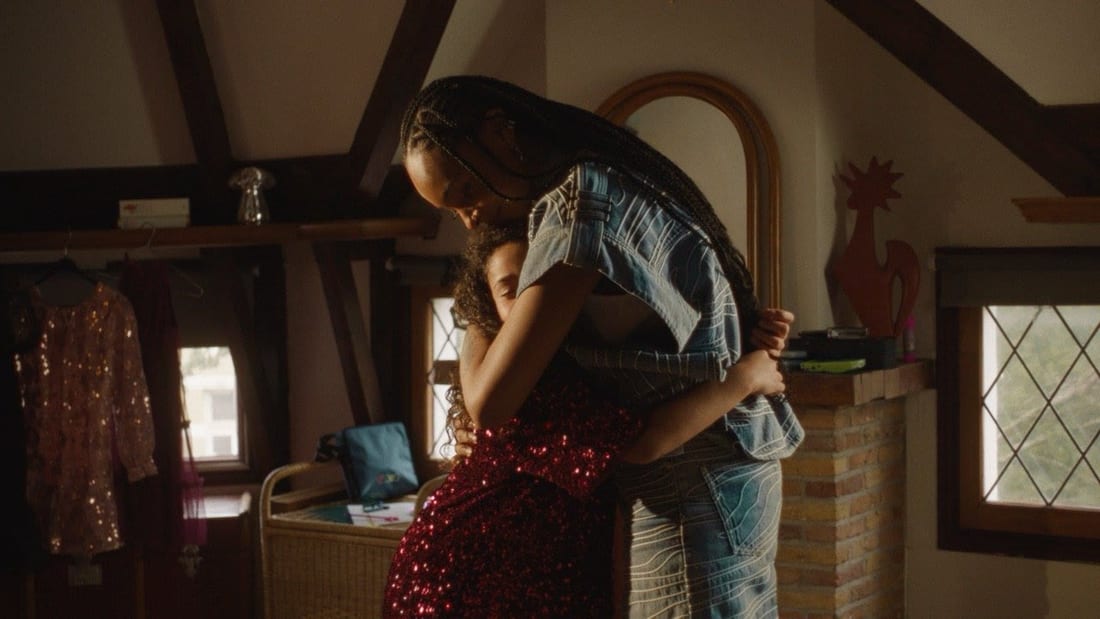Still from Zoë Livay & Snelle — Ik Zing