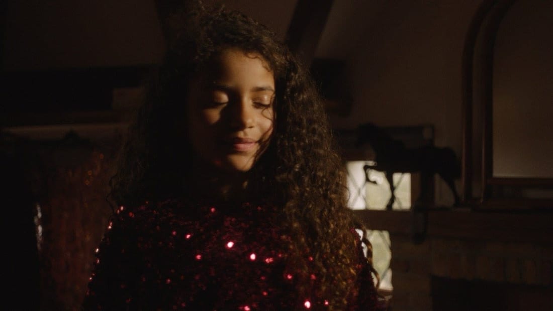 Still from Zoë Livay & Snelle — Ik Zing