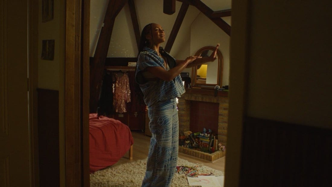 Still from Zoë Livay & Snelle — Ik Zing